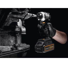 Akumulátorový rázový uťahovák používaný na kovovej konštrukcii, logo Dewalt McLaren