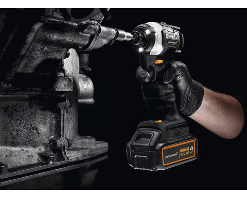 Akumulátorový rázový uťahovák používaný na kovovej konštrukcii, logo Dewalt McLaren