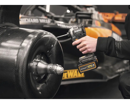 Akumulátorový rázový uťahovák DeWalt sa používa na kolese závodného auta.