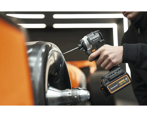 Remeselník používa akumulátorový rázový uťahovák DeWalt na súčiastke