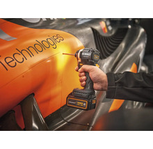 Akumulátorový rázový uťahovák Dewalt s logom McLaren v prevádzke