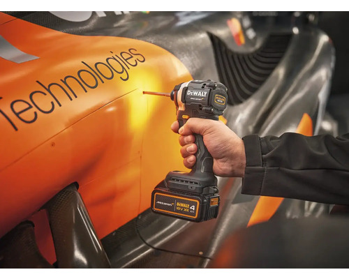 Akumulátorový rázový uťahovák Dewalt s logom McLaren v prevádzke