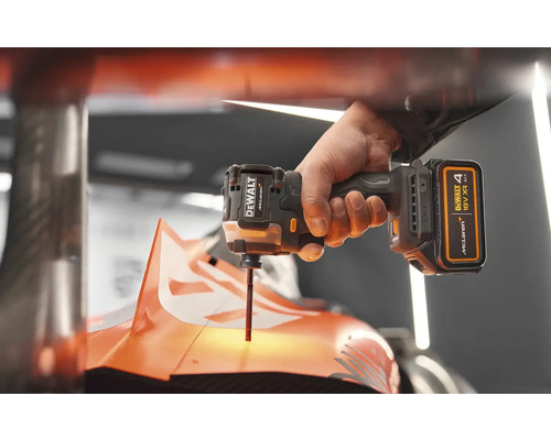 Akumulátorový rázový uťahovák DeWalt McLaren v prevádzke.