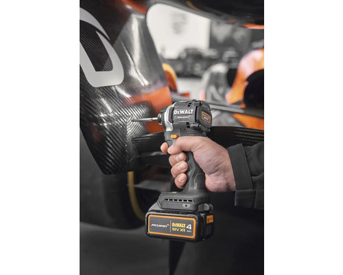 Akumulátorový rázový uťahovák DeWalt držaný v ruke.