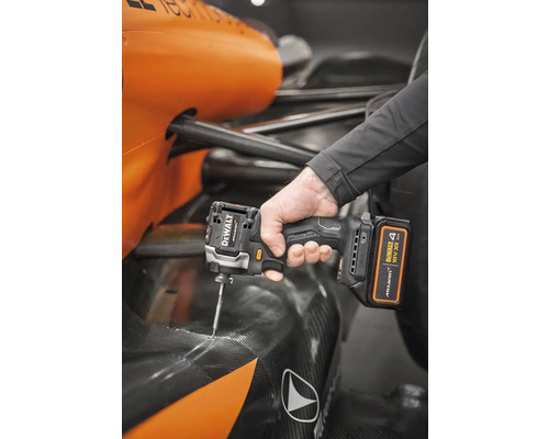 Muž používa akumulátorový rázový uťahovák DeWalt na vozidle formuly 1 McLaren.