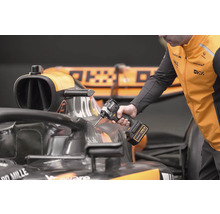 Mechanik používa akumulátorový rázový uťahovák DeWalt na pretekárskom aute.
