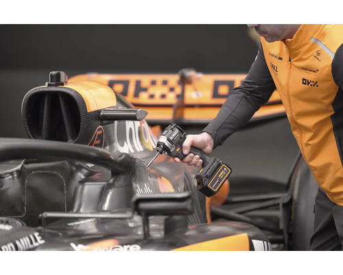 Mechanik používa akumulátorový rázový uťahovák DeWalt na pretekárskom aute.