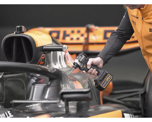 Akumulátorový rázový uťahovák používaný na pretekárskom aute.