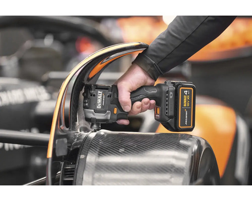 Akumulátorový rázový uťahovák DeWalt v prevádzke na pretekárskom vozidle