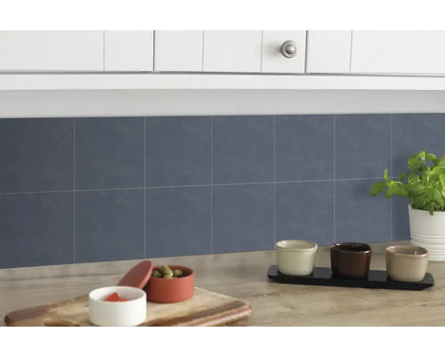 Samolepiaci PVC panel Wall Tiles 15,25 x 15,25 cm modrý 6 ks Kuchynská scéna s modrými obkladačkami, pracovnou doskou a kuchynským náčiním.