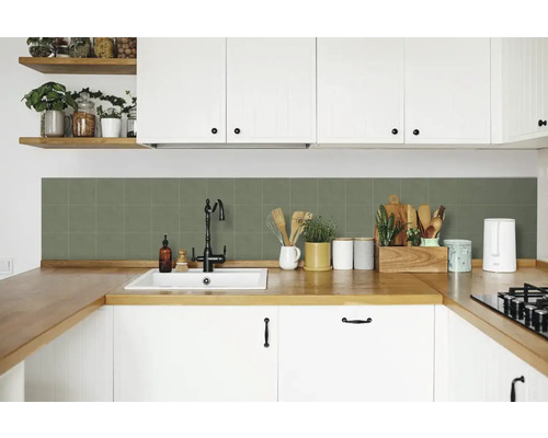 Samolepiaci PVC panel Wall Tiles 15,25 x 15,25 cm olivovo zelený 6 ks Svetlá kuchyňa s umývadlom, batériou a zelenými dlaždicami