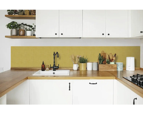 Samolepiaci PVC panel Wall Tiles 15,25 x 15,25 cm zlatý 6 ks Svetlá kuchyňa s drezom, vodovodnou batériou a drevenou pracovnou doskou