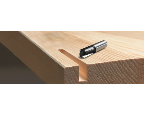 Drevárska fréza na obrobku s drážkou