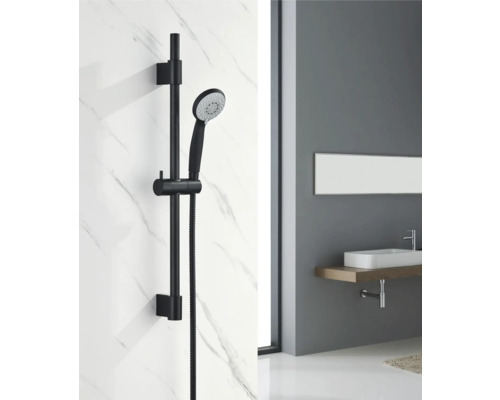 Sprchová tyč s ručnou sprchou v kúpeľni
