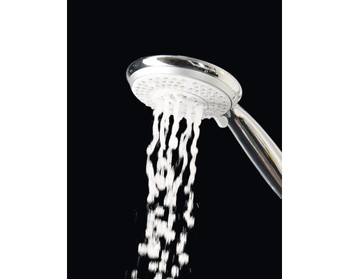 Ručná sprcha s prúdom vody v prevádzke