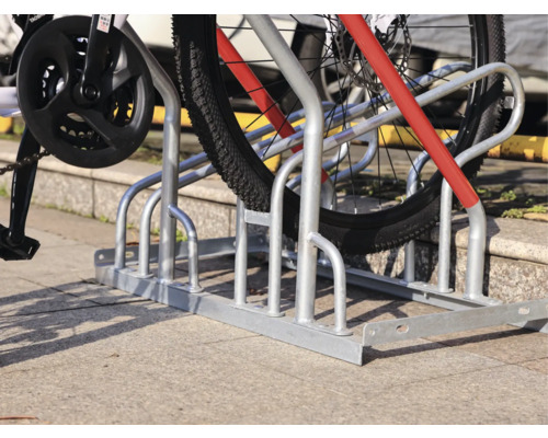 Stojan na bicykle s bicyklami