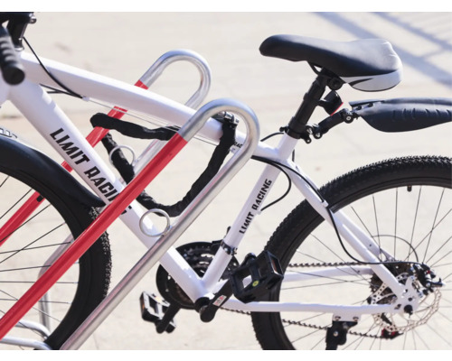 Bicykel so zámkom na bicykel v stojane na bicykle