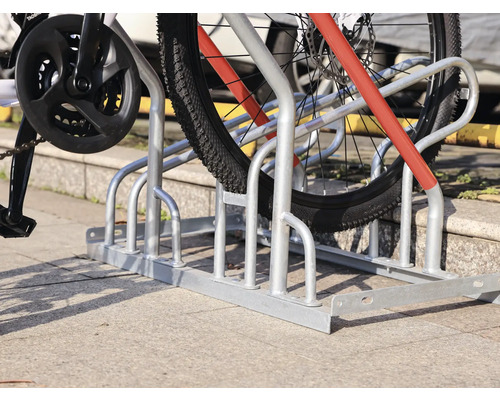 Kovový stojan na bicykle s bicyklami