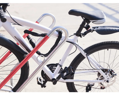 Bicykle stoja v cyklistickom stojane s reťazovým zámkom