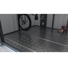 Vnútro úložného boxu s hliníkovou podlahou, bicyklom a topánkou
