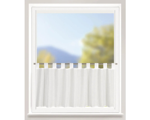 Okno s bielou krátkou záclonou