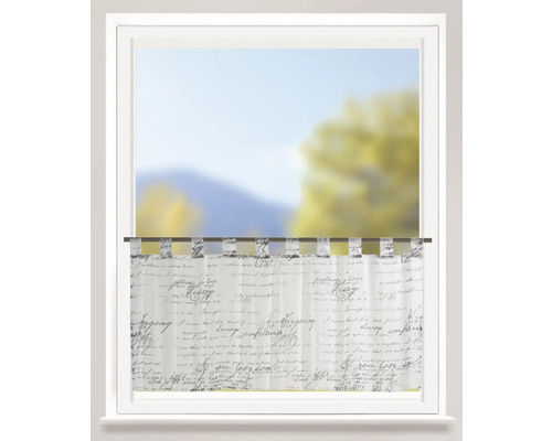 Dekoratívne okno so záclonou a vzorom písma