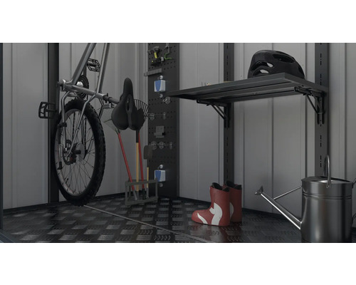 Vnútorný pohľad na záhradnú kôlňu s náradím, bicyklom a úložnými regálmi