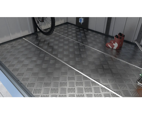 Kovová podlaha s dizajnom slzičkového plechu, bicykel a topánky v záhradnom domčeku