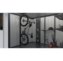 Bicykel na nástennom držiaku v kôlni na náradie
