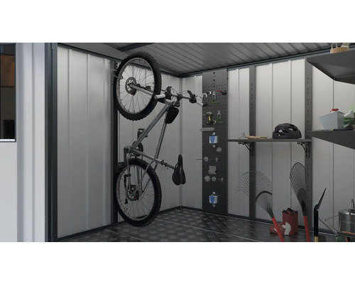 Bicykel na nástennom držiaku v kôlni na náradie
