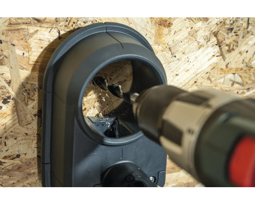 Jadrový vrták vŕta otvor do steny pomocou vŕtačky s odsávaním prachu