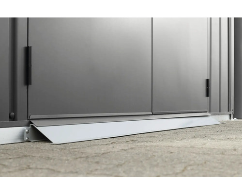 Detail dverí skrinky na náradie s ochranou proti poveternostným vplyvom