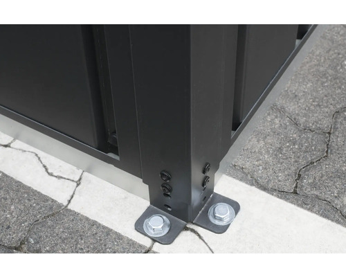 Detailný pohľad na prvok plota so skrutkovým upevnením k zemi