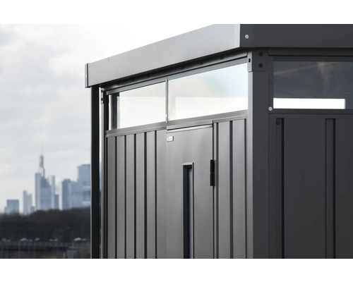 Detailný pohľad na záhradný domček s dverami a oknami