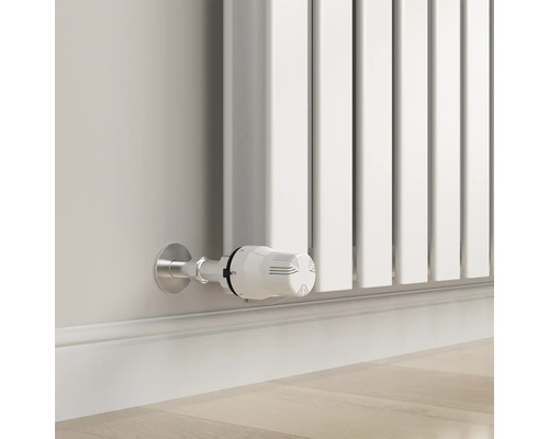 Detail bieleho radiátora s termostatom na stene