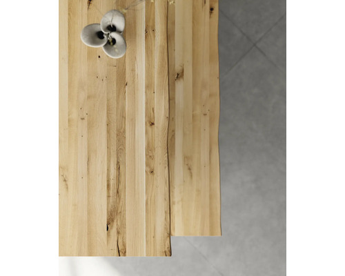 Drevená stolová doska s prírodným okrajom a kvetinovou dekoráciou