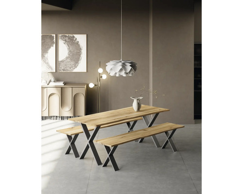 Jedáleň s dreveným stolom a lavicami na kovovom ráme, doplnená závesným svietidlom a príborníkom