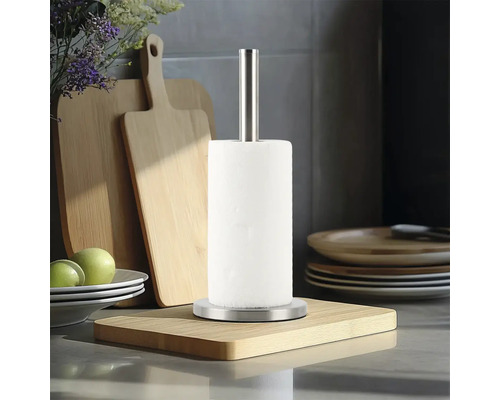 Kuchynská scéna s držiakom kuchynských utierok z nehrdzavejúcej ocele a papierovou rolkou