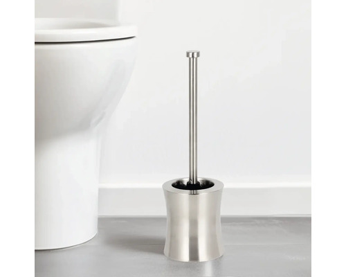 Kovová toaletná kefa s držiakom vedľa toalety