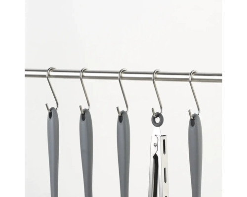 Kuchynské náčinie visí na nerezovej tyči s S-háčikmi.