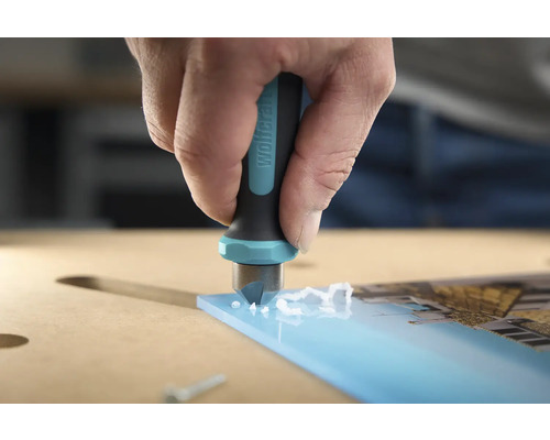 Osoba odstraňuje otrepy z akrylátovej dosky pomocou odstraňovača otrepov od spoločnosti Wolfcraft.