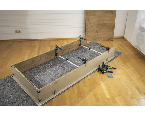 Drevený rám zostavený pomocou skrutkových a rozperných svoriek