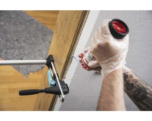 Aplikácia montážneho lepidla pomocou vytláčacej pištole na pripevnenie dosky