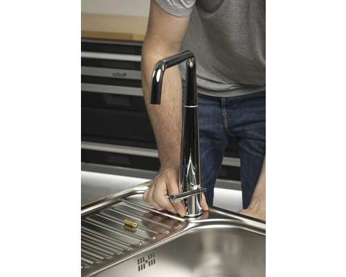 Inštalácia chrómovej kuchynskej batérie na nerezový drez.