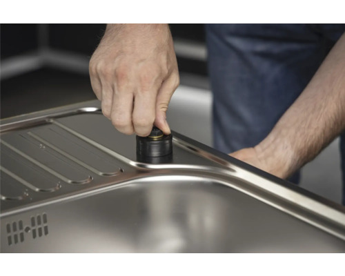 Detail ručného odtokového systému z kovu v umývadle