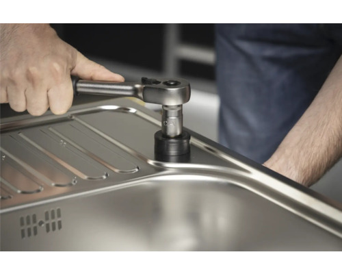 Inštalácia kuchynského drezu s račňovým kľúčom