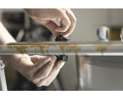 Ruky inštalujú diel na umývadlo