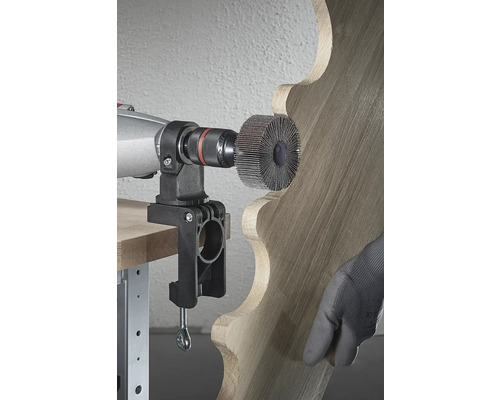 Kefový nástavec na vŕtačke opracováva drevo