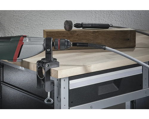 Elektrické náradie s ohybným hriadeľom a stolovou svorkou na pracovnom stole