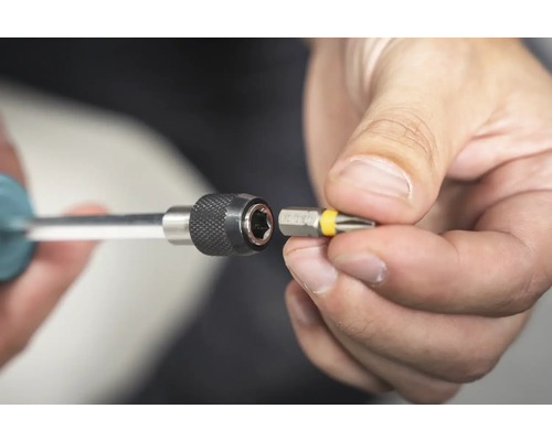 Skrutkovač s bitom je držaný.